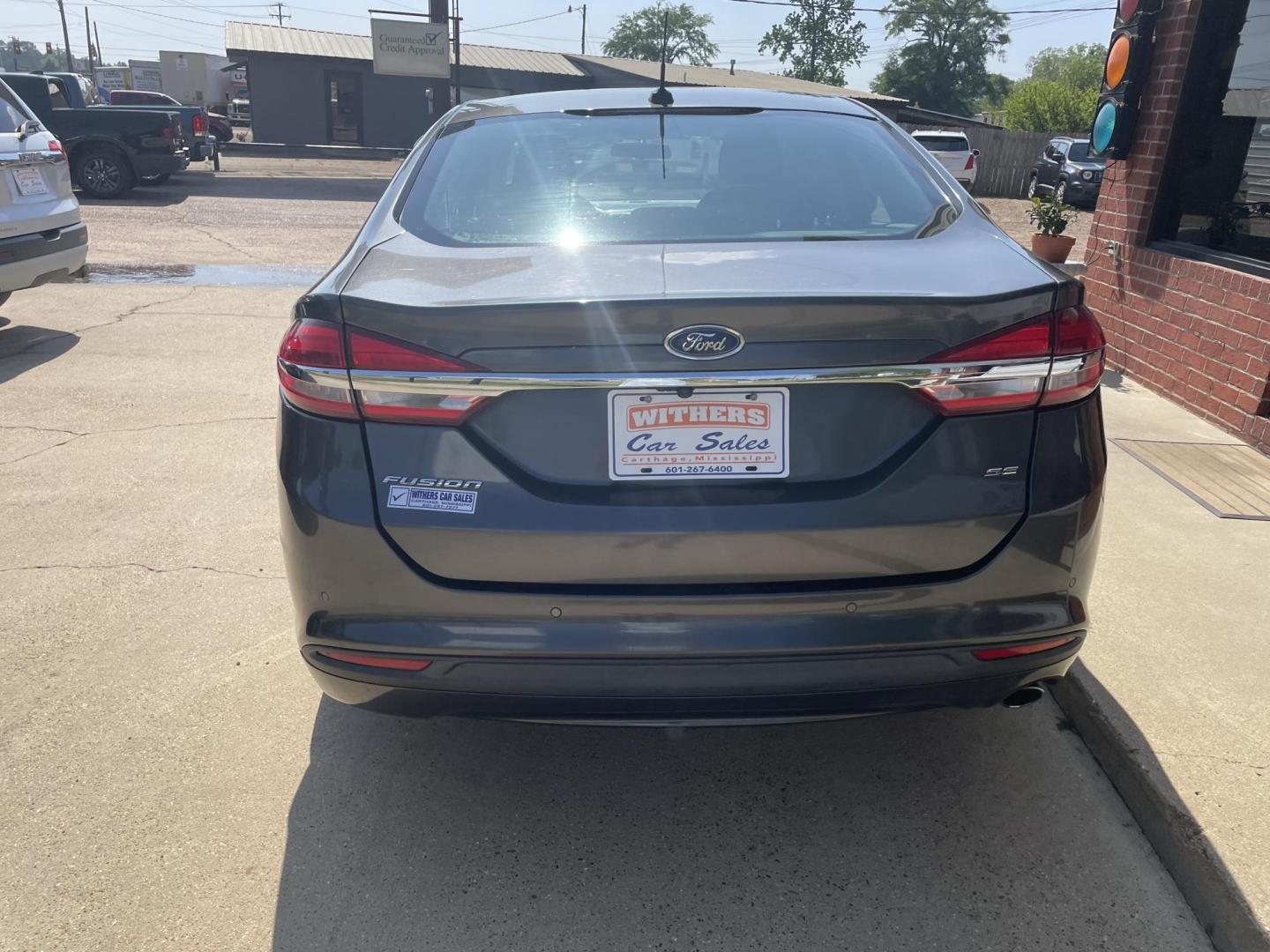 2018 Gray /Gray Ford Fusion SE (3FA6P0H76JR) with an 2.5L L4 DOHC 16V engine, 6A transmission, located at 204 Hwy. 16 East, Carthage, MS, 39051, (601) 267-7277, 0.000000, 0.000000 - Photo#3