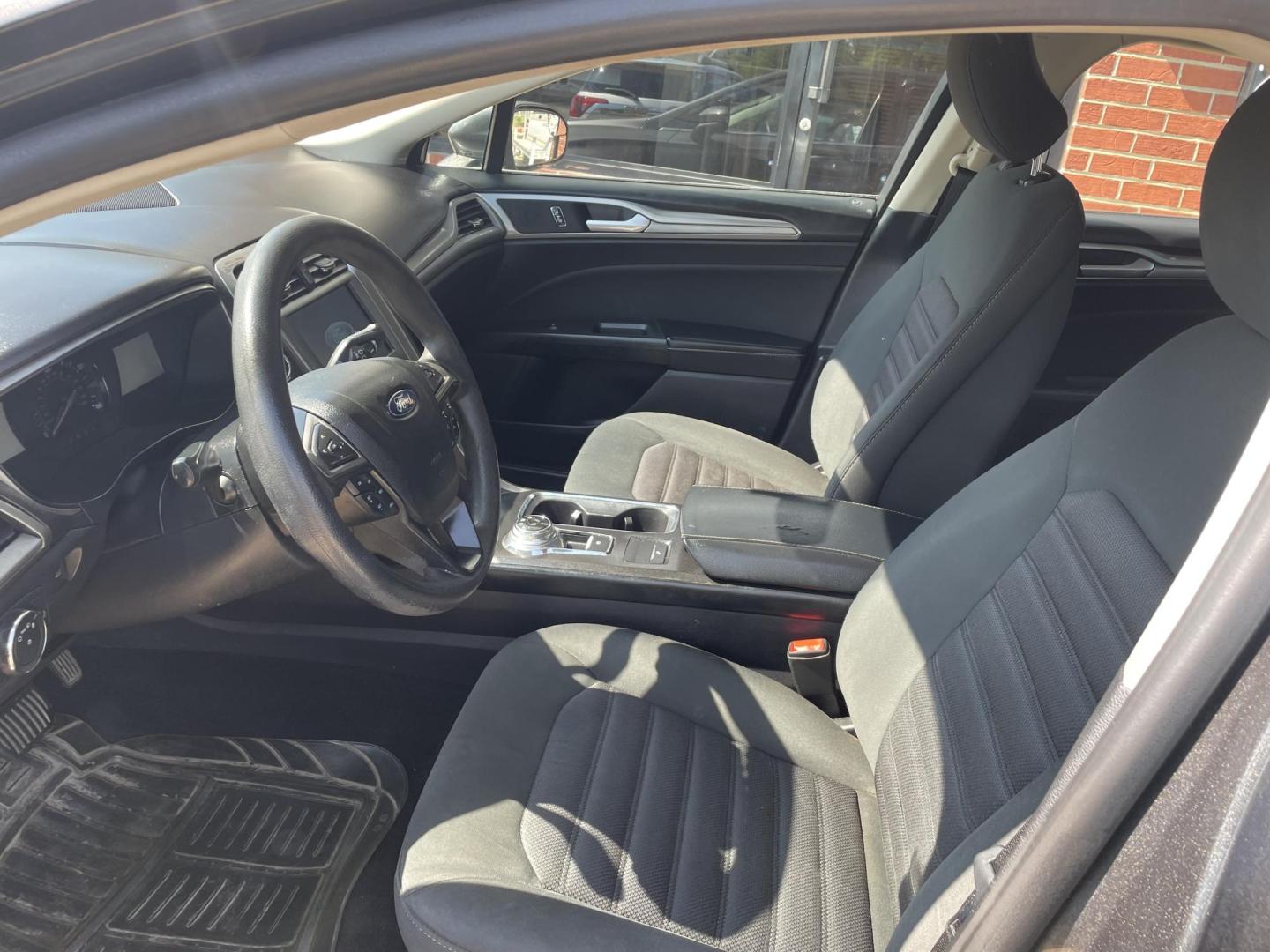 2018 Gray /Gray Ford Fusion SE (3FA6P0H76JR) with an 2.5L L4 DOHC 16V engine, 6A transmission, located at 204 Hwy. 16 East, Carthage, MS, 39051, (601) 267-7277, 0.000000, 0.000000 - Photo#4