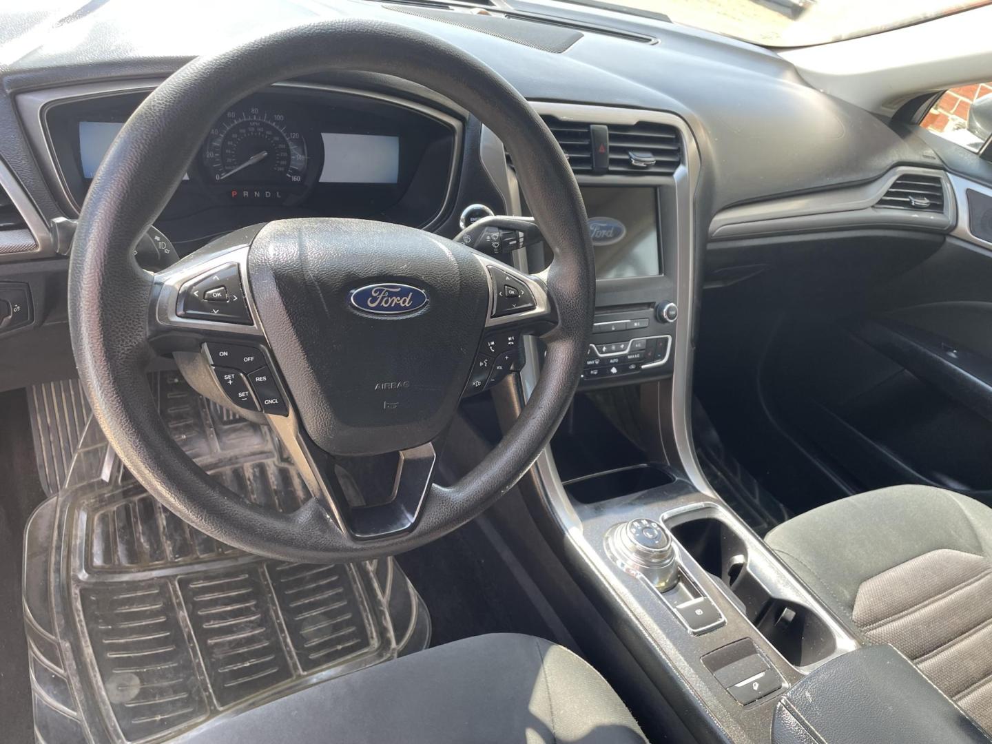 2018 Gray /Gray Ford Fusion SE (3FA6P0H76JR) with an 2.5L L4 DOHC 16V engine, 6A transmission, located at 204 Hwy. 16 East, Carthage, MS, 39051, (601) 267-7277, 0.000000, 0.000000 - Photo#5