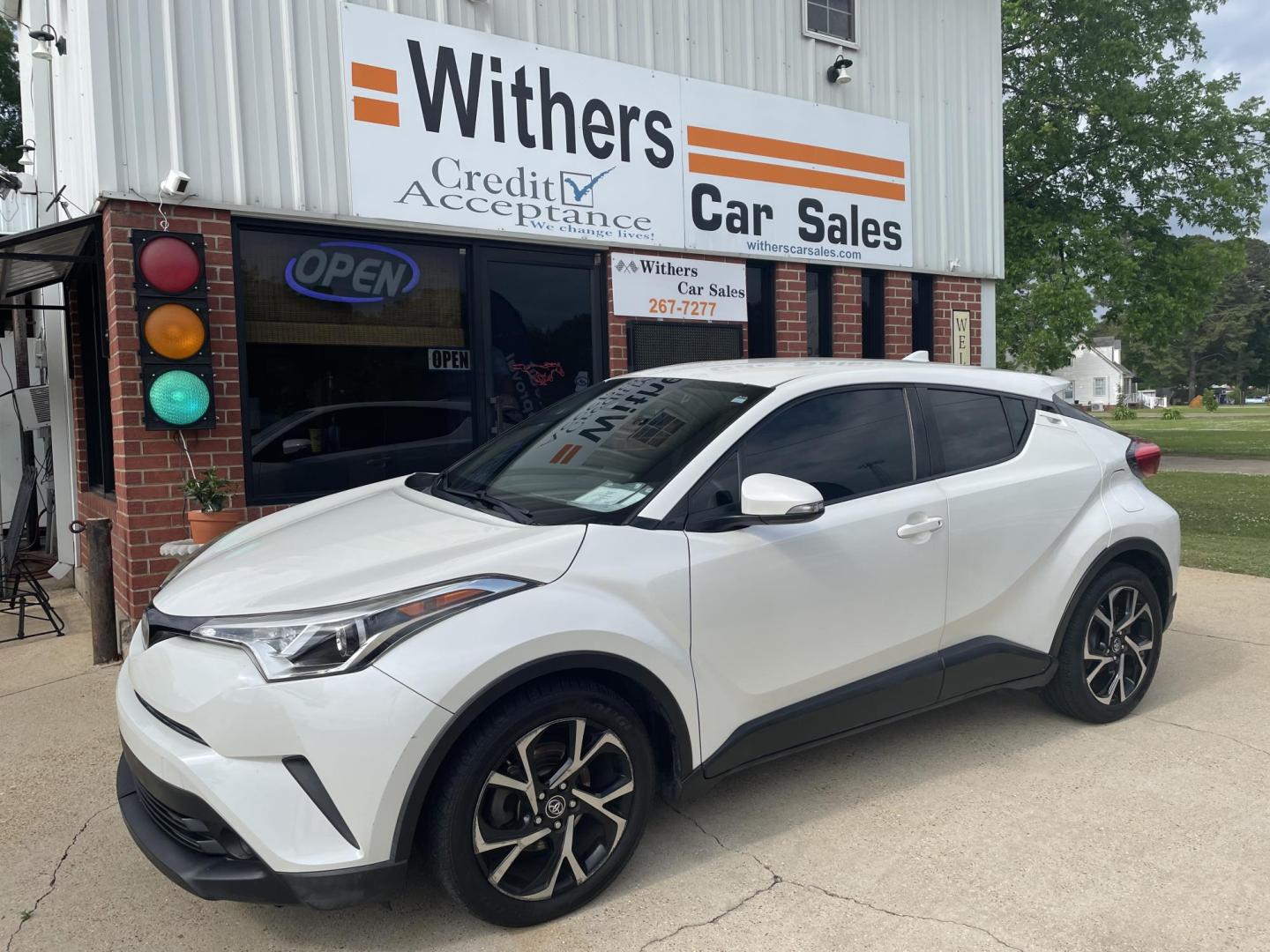 2018 White /Black Toyota C-HR XLE (JTNKHMBX6J1) with an 2.0L L4 DOHC 16V engine, CVT transmission, located at 204 Hwy. 16 East, Carthage, MS, 39051, (601) 267-7277, 0.000000, 0.000000 - Photo#0