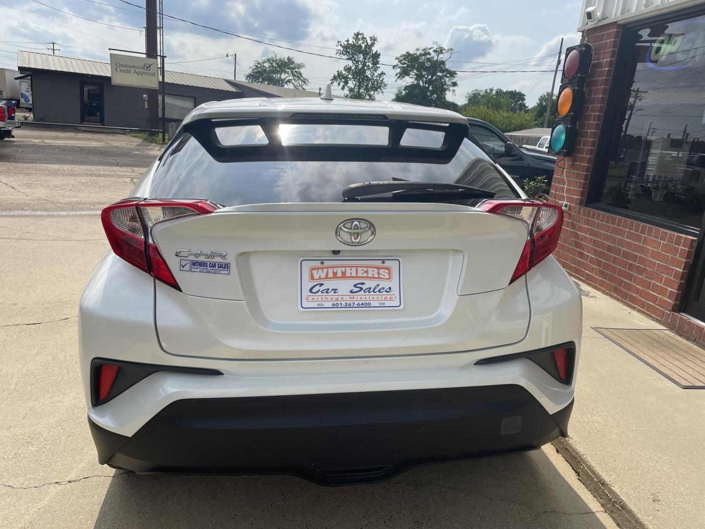 2018 White /Black Toyota C-HR XLE (JTNKHMBX6J1) with an 2.0L L4 DOHC 16V engine, CVT transmission, located at 204 Hwy. 16 East, Carthage, MS, 39051, (601) 267-7277, 0.000000, 0.000000 - Photo#3