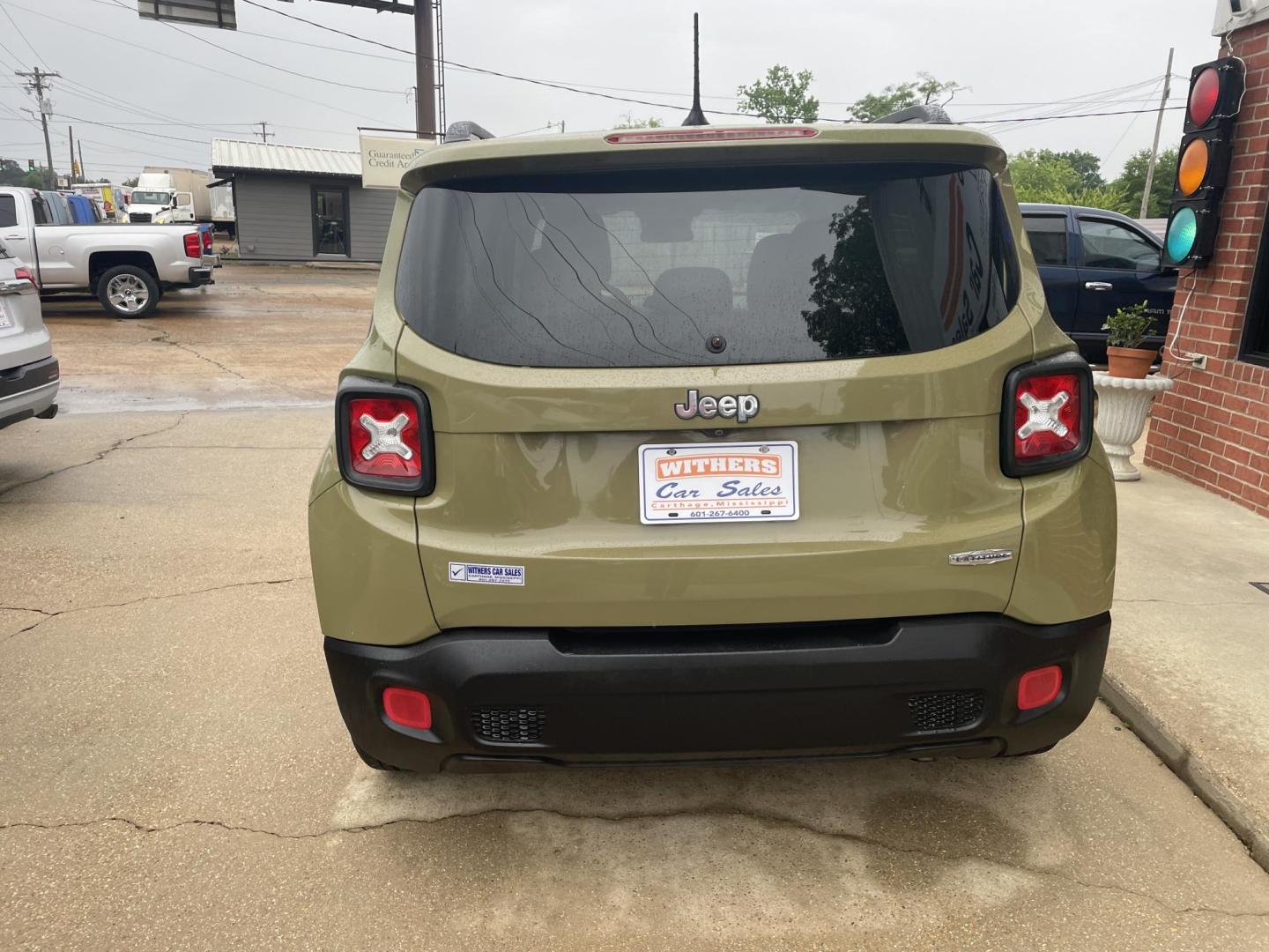 2015 Green /Black Jeep Renegade Latitude FWD (ZACCJABT5FP) with an 2.4L L4 engine, 6-Speed Auto transmission, located at 204 Hwy. 16 East, Carthage, MS, 39051, (601) 267-7277, 0.000000, 0.000000 - Photo#3