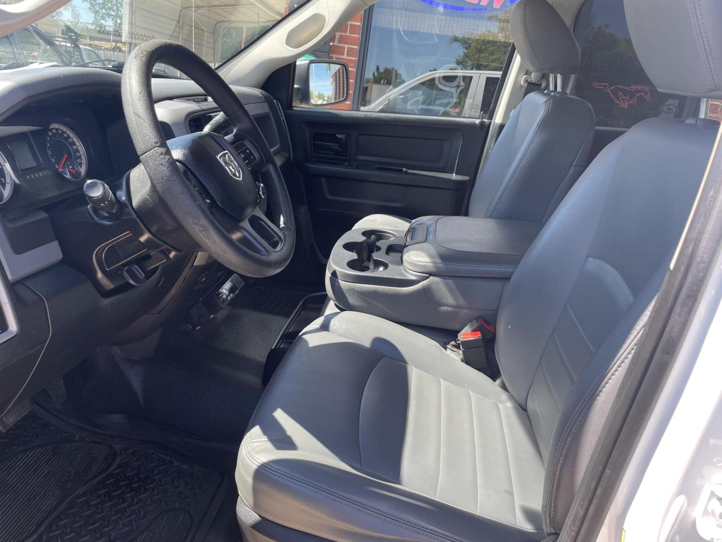 2016 White /Gray RAM 1500 Tradesman Crew Cab SWB 2WD (3C6RR6KT8GG) with an 5.7L V8 OHV 16V engine, 6A transmission, located at 204 Hwy. 16 East, Carthage, MS, 39051, (601) 267-7277, 0.000000, 0.000000 - Photo#4
