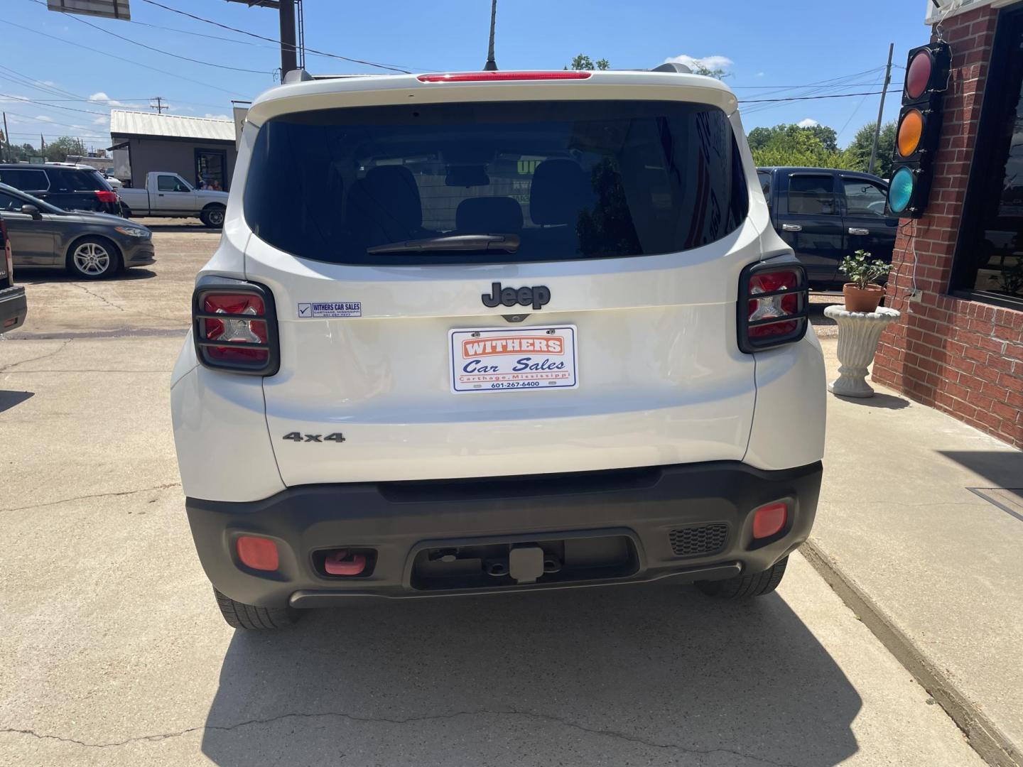 2017 White /Black Jeep Renegade Trailhawk (ZACCJBCBXHP) with an 2.4L L4 DOHC 16V engine, 9A transmission, located at 204 Hwy. 16 East, Carthage, MS, 39051, (601) 267-7277, 0.000000, 0.000000 - Photo#3