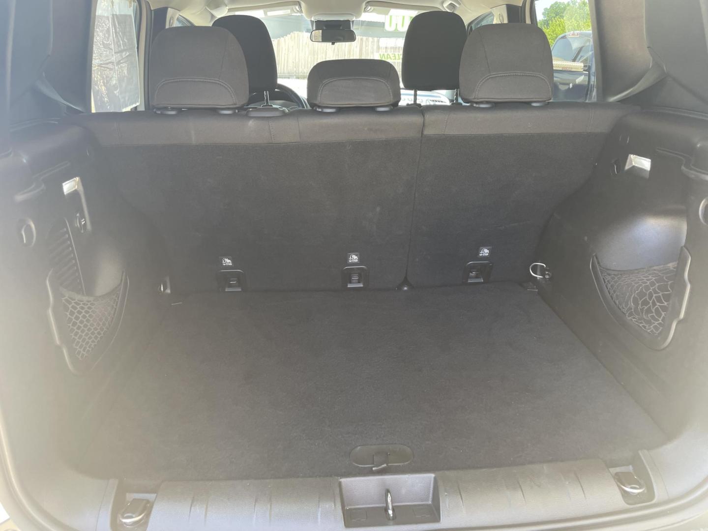 2017 White /Black Jeep Renegade Trailhawk (ZACCJBCBXHP) with an 2.4L L4 DOHC 16V engine, 9A transmission, located at 204 Hwy. 16 East, Carthage, MS, 39051, (601) 267-7277, 0.000000, 0.000000 - Photo#7