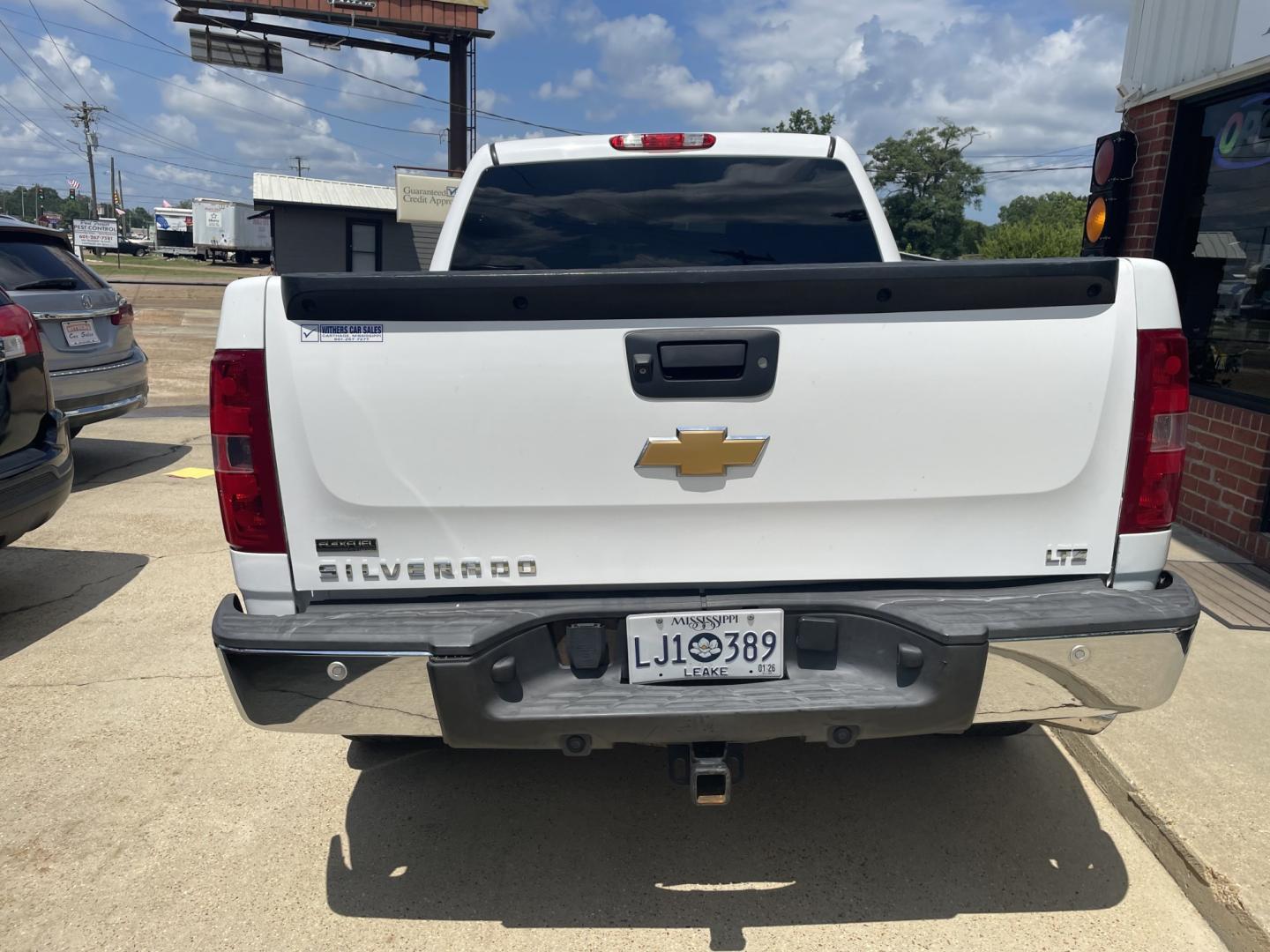 2012 White /Black Chevrolet Silverado 1500 LTZ Crew Cab 4WD (1GCPKTE71CF) with an 5.3L V8 OHV 16V FFV engine, 6-Speed Automatic transmission, located at 204 Hwy. 16 East, Carthage, MS, 39051, (601) 267-7277, 0.000000, 0.000000- Photo#3