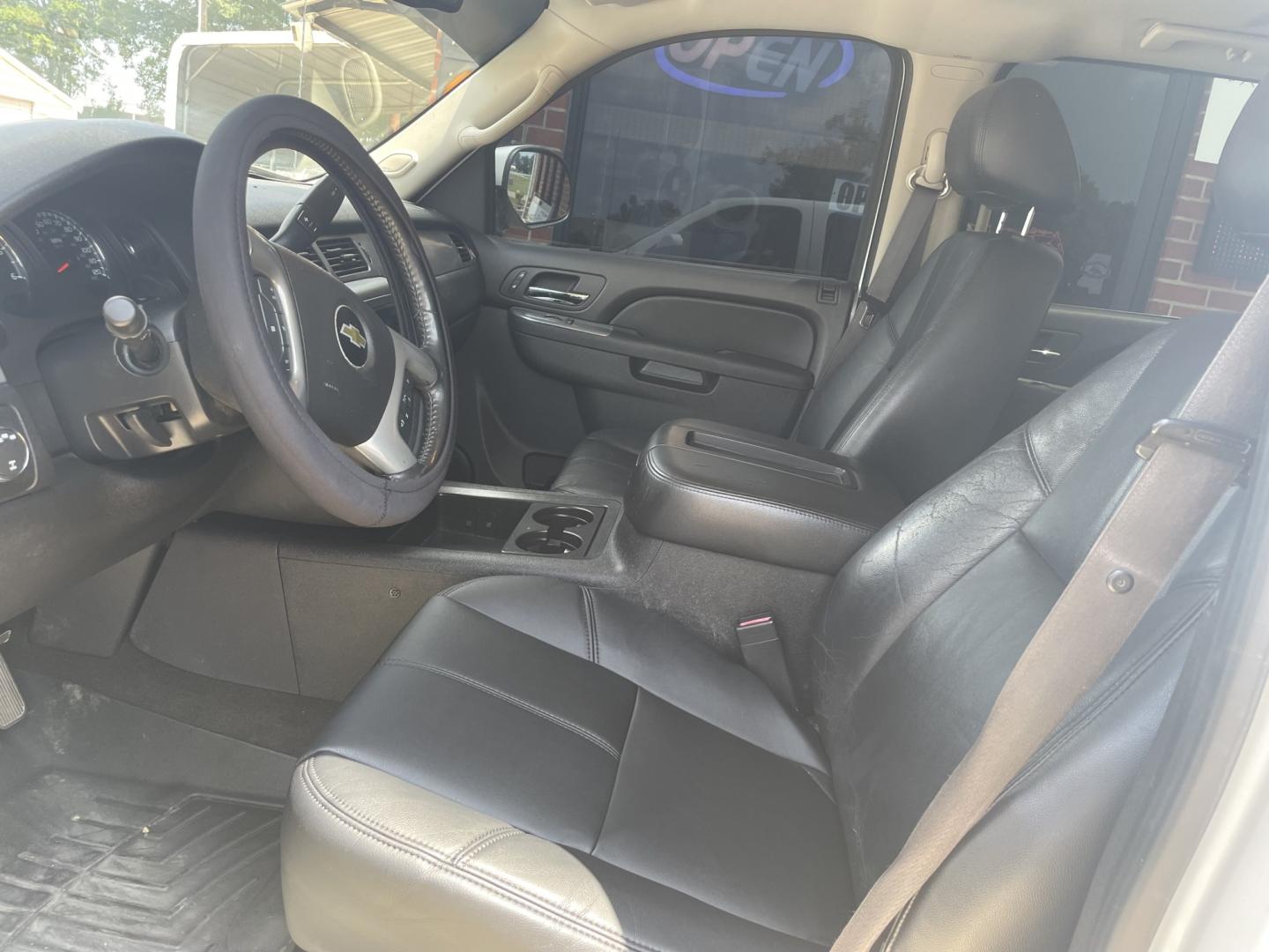 2012 White /Black Chevrolet Silverado 1500 LTZ Crew Cab 4WD (1GCPKTE71CF) with an 5.3L V8 OHV 16V FFV engine, 6-Speed Automatic transmission, located at 204 Hwy. 16 East, Carthage, MS, 39051, (601) 267-7277, 0.000000, 0.000000- Photo#4