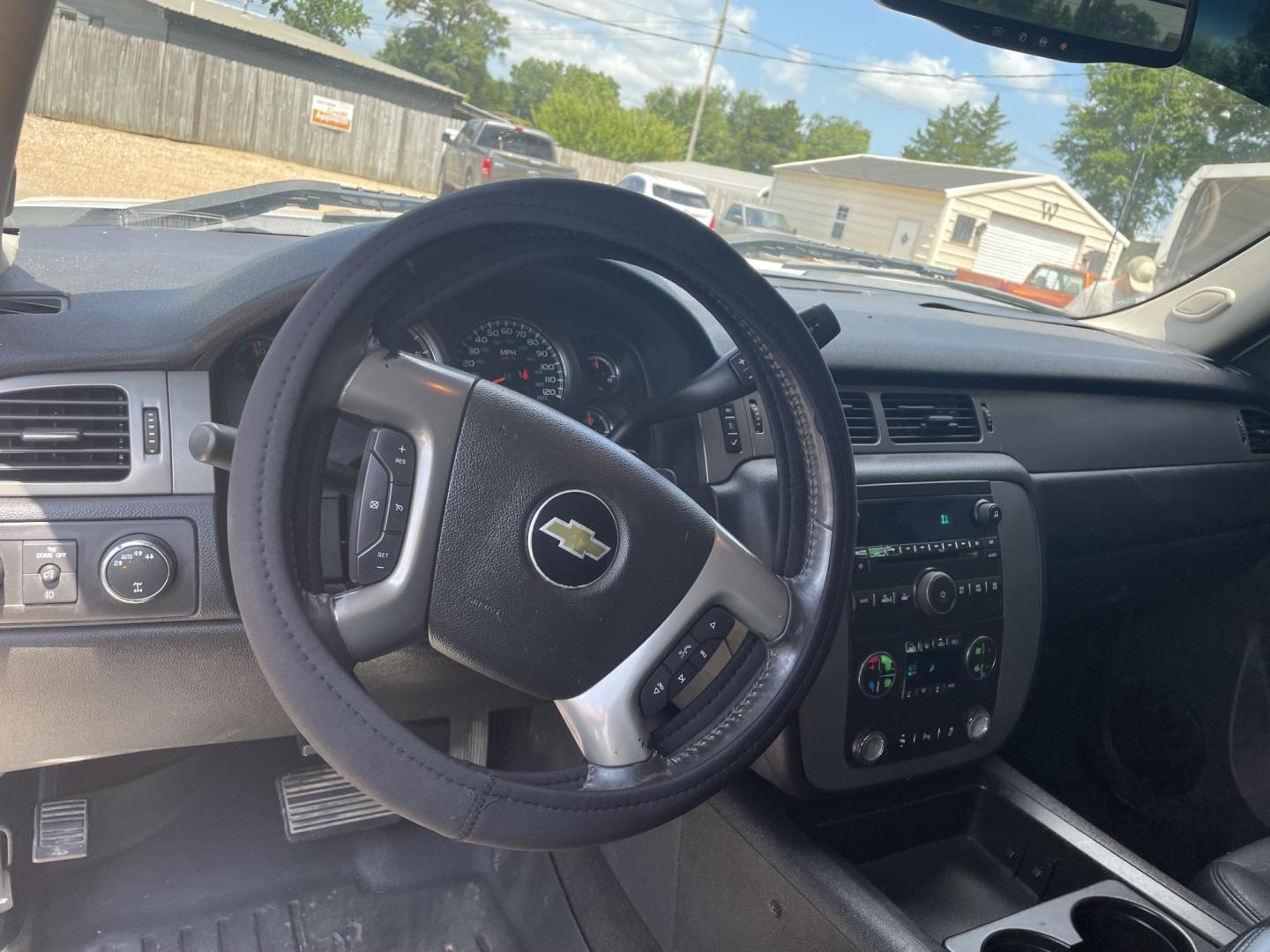 2012 White /Black Chevrolet Silverado 1500 LTZ Crew Cab 4WD (1GCPKTE71CF) with an 5.3L V8 OHV 16V FFV engine, 6-Speed Automatic transmission, located at 204 Hwy. 16 East, Carthage, MS, 39051, (601) 267-7277, 0.000000, 0.000000- Photo#5