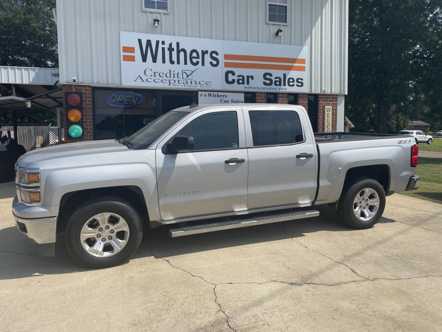 2014 Silver /Black Chevrolet Silverado 1500 1LT Crew Cab 4WD (3GCUKREC8EG) with an 5.3L V8 OHV 16V engine, 6-Speed Automatic transmission, located at 204 Hwy. 16 East, Carthage, MS, 39051, (601) 267-7277, 0.000000, 0.000000- Photo#0