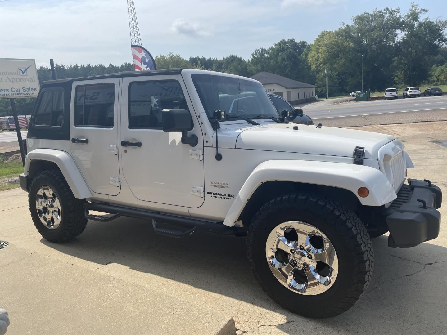 2013 White /Black Jeep Wrangler Unlimited Sahara 4WD (1C4BJWEG4DL) with an 3.6L V6 DOHC 24V FFV engine, AUTO transmission, located at 204 Hwy. 16 East, Carthage, MS, 39051, (601) 267-7277, 0.000000, 0.000000- Photo#1