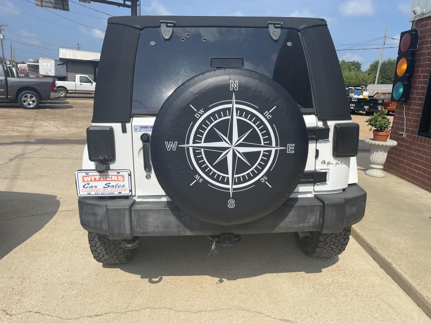 2013 White /Black Jeep Wrangler Unlimited Sahara 4WD (1C4BJWEG4DL) with an 3.6L V6 DOHC 24V FFV engine, AUTO transmission, located at 204 Hwy. 16 East, Carthage, MS, 39051, (601) 267-7277, 0.000000, 0.000000- Photo#3