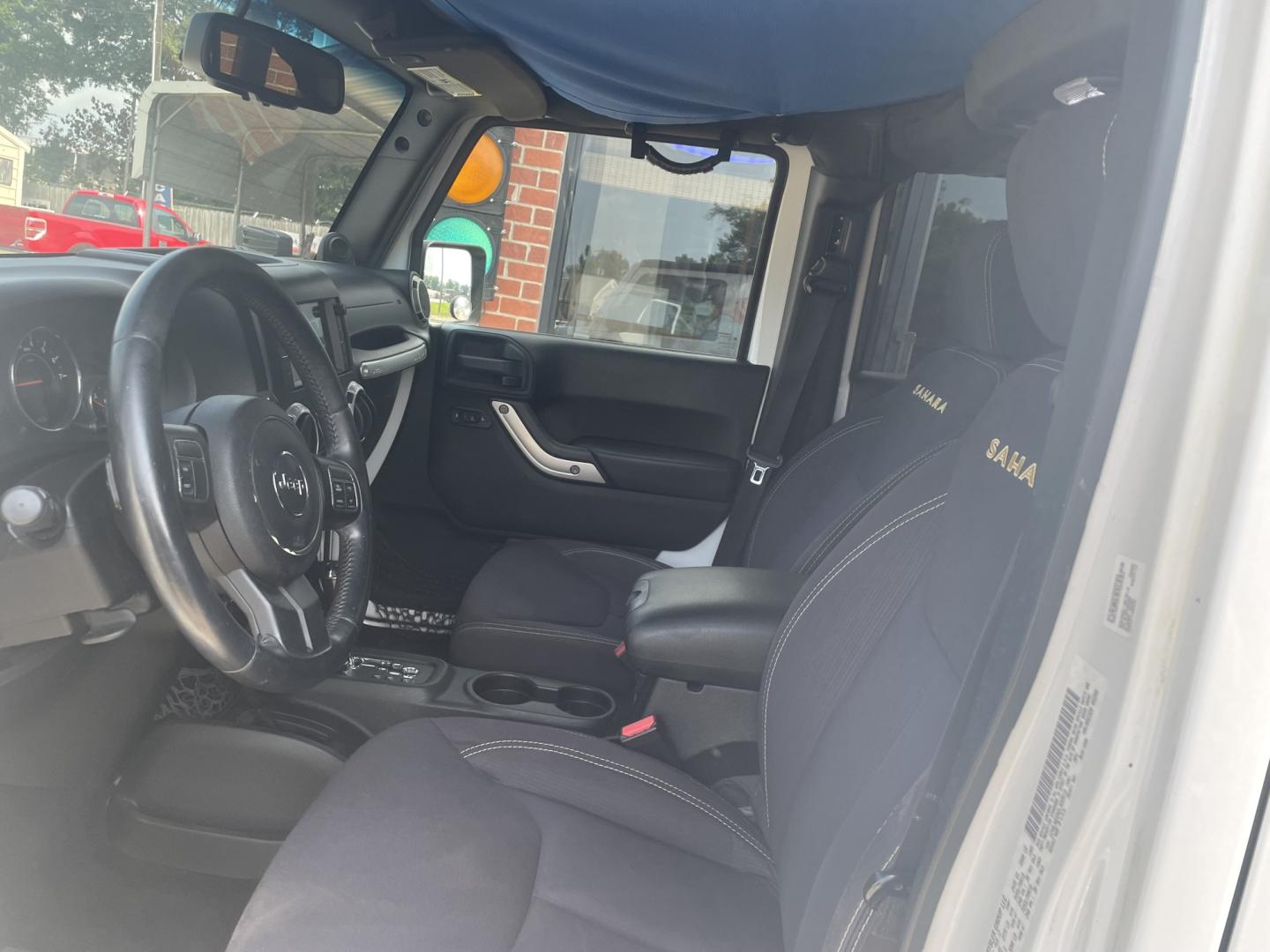 2013 White /Black Jeep Wrangler Unlimited Sahara 4WD (1C4BJWEG4DL) with an 3.6L V6 DOHC 24V FFV engine, AUTO transmission, located at 204 Hwy. 16 East, Carthage, MS, 39051, (601) 267-7277, 0.000000, 0.000000- Photo#4