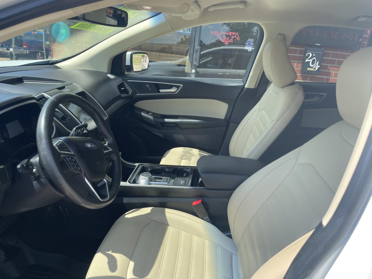 2020 White /Beige/Black Ford Edge SEL FWD (2FMPK3J90LB) with an 2.0L L4 DOHC 16V engine, 6A transmission, located at 204 Hwy. 16 East, Carthage, MS, 39051, (601) 267-7277, 0.000000, 0.000000- Photo#4