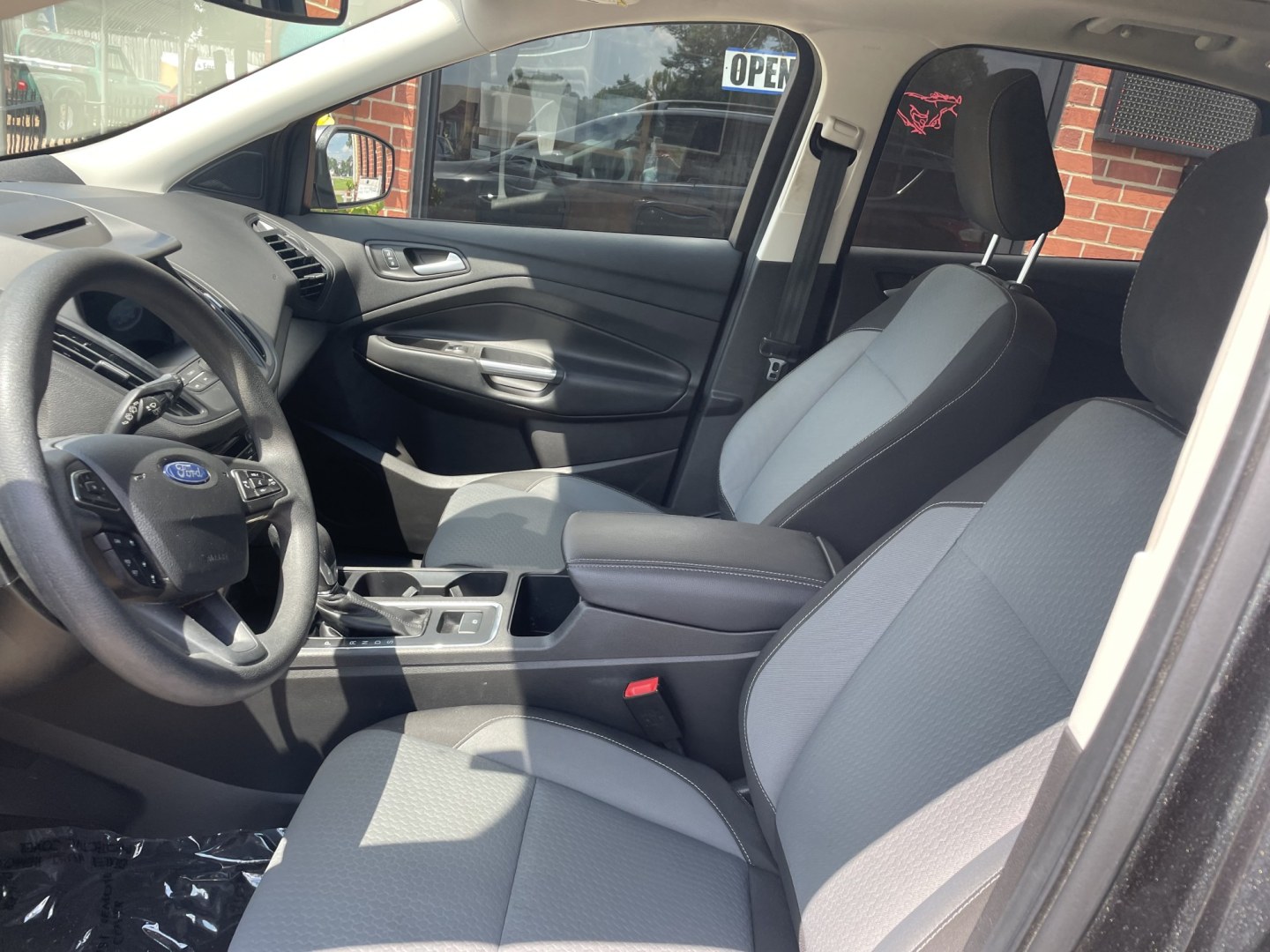 2018 Gray /Gray Ford Escape SE FWD (1FMCU0GD9JU) with an 1.5L L4 DOHC 16V engine, 6A transmission, located at 204 Hwy. 16 East, Carthage, MS, 39051, (601) 267-7277, 0.000000, 0.000000- Photo#4