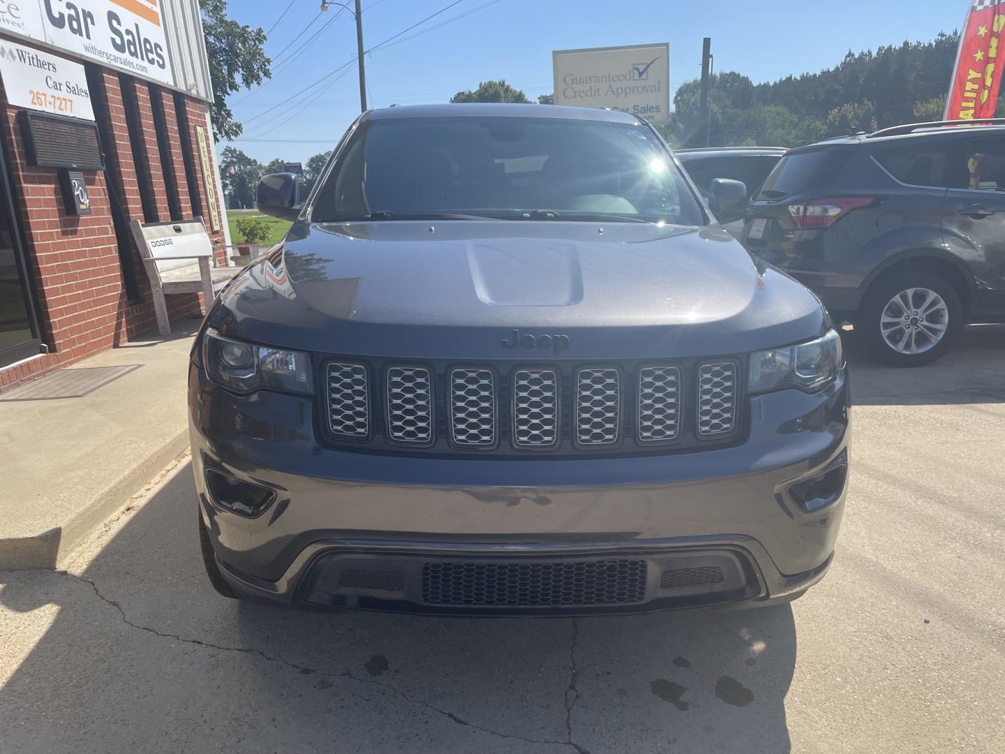 2017 Gray /Black Jeep Grand Cherokee Laredo 2WD (1C4RJEAG2HC) with an 3.6L V6 DOHC 24V engine, 8A transmission, located at 204 Hwy. 16 East, Carthage, MS, 39051, (601) 267-7277, 0.000000, 0.000000- Photo#2