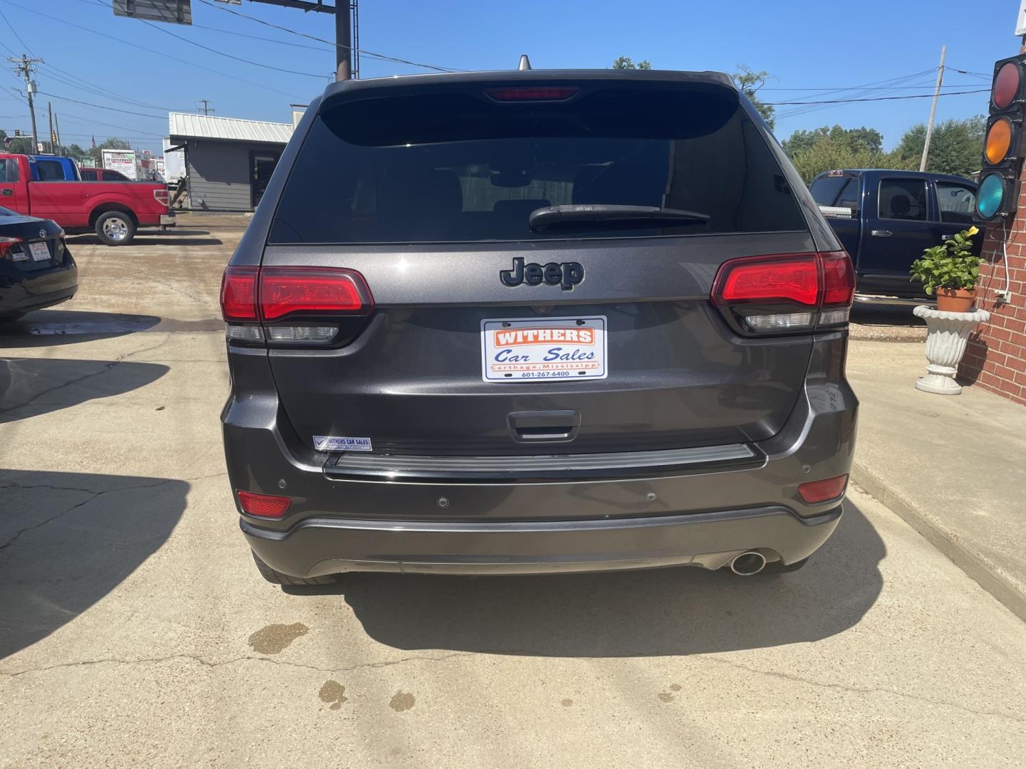 2017 Gray /Black Jeep Grand Cherokee Laredo 2WD (1C4RJEAG2HC) with an 3.6L V6 DOHC 24V engine, 8A transmission, located at 204 Hwy. 16 East, Carthage, MS, 39051, (601) 267-7277, 0.000000, 0.000000- Photo#3