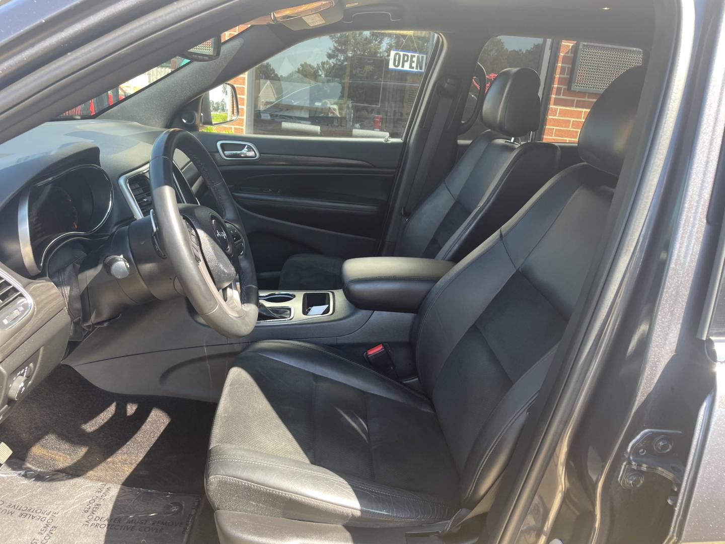 2017 Gray /Black Jeep Grand Cherokee Laredo 2WD (1C4RJEAG2HC) with an 3.6L V6 DOHC 24V engine, 8A transmission, located at 204 Hwy. 16 East, Carthage, MS, 39051, (601) 267-7277, 0.000000, 0.000000- Photo#4