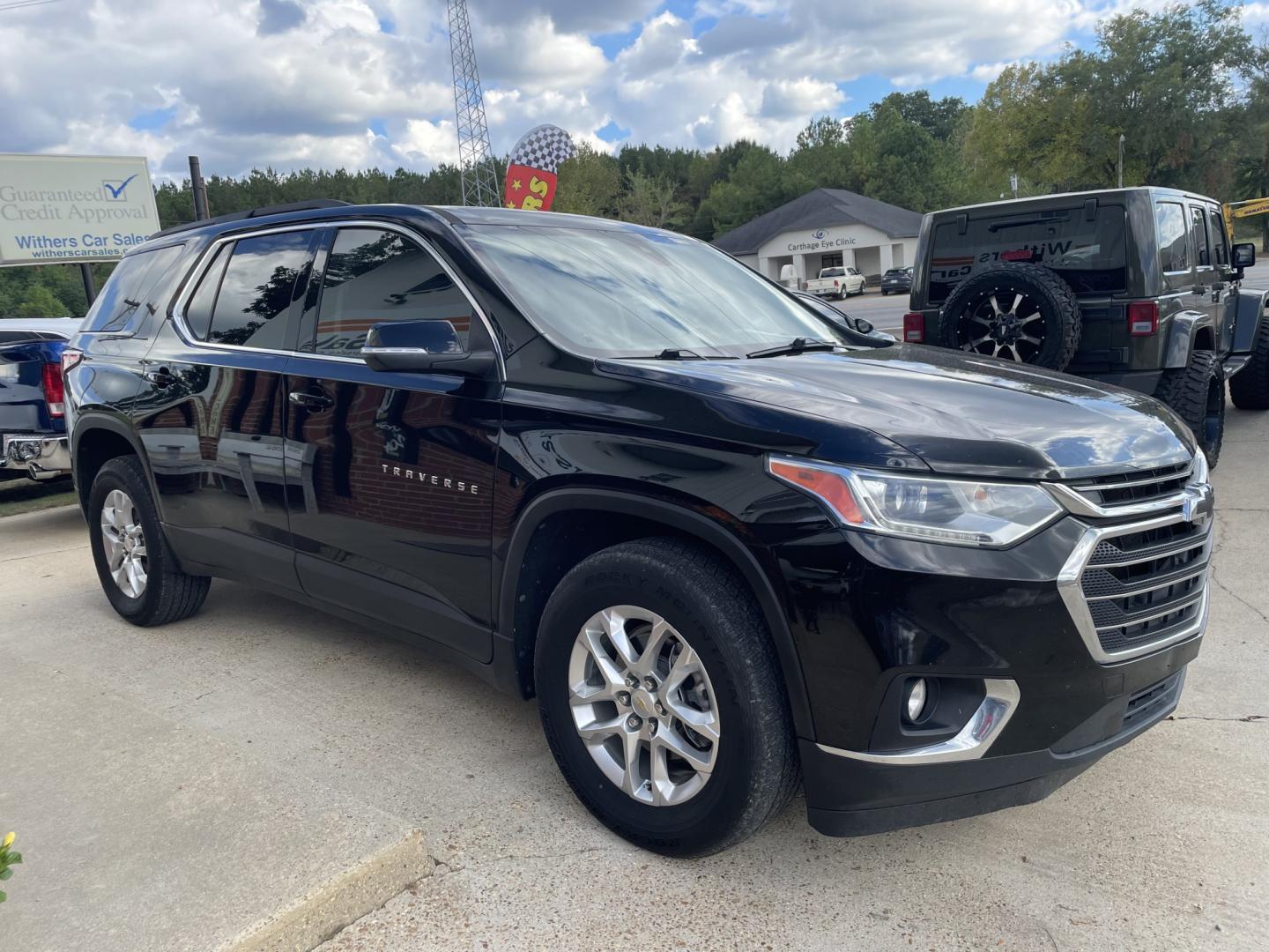 2021 Black /Black Chevrolet Traverse LT Cloth FWD (1GNERGKW8MJ) with an 3.6L V6 DOHC 24V engine, 9A transmission, located at 204 Hwy. 16 East, Carthage, MS, 39051, (601) 267-7277, 0.000000, 0.000000- Photo#1