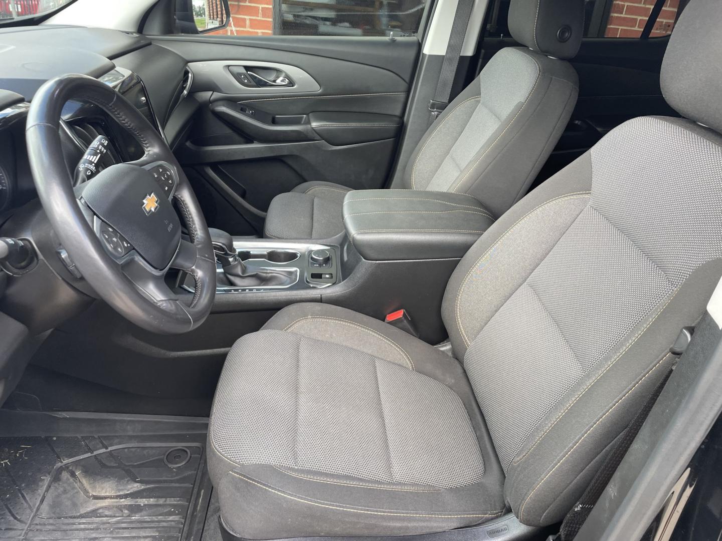 2021 Black /Black Chevrolet Traverse LT Cloth FWD (1GNERGKW8MJ) with an 3.6L V6 DOHC 24V engine, 9A transmission, located at 204 Hwy. 16 East, Carthage, MS, 39051, (601) 267-7277, 0.000000, 0.000000- Photo#4