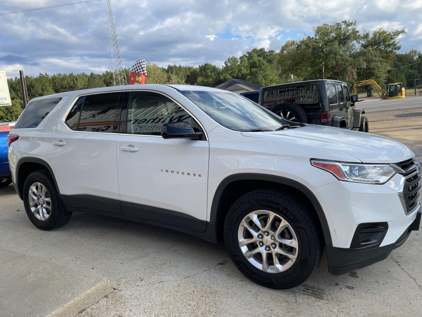 2018 White /Gray Chevrolet Traverse LS FWD (1GNERFKW6JJ) with an 3.6L V6 DOHC 24V engine, 9A transmission, located at 204 Hwy. 16 East, Carthage, MS, 39051, (601) 267-7277, 0.000000, 0.000000- Photo#1