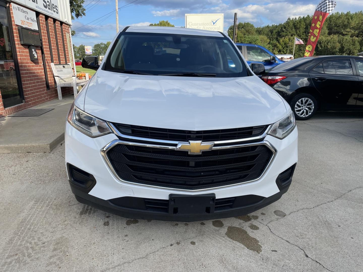2018 White /Gray Chevrolet Traverse LS FWD (1GNERFKW6JJ) with an 3.6L V6 DOHC 24V engine, 9A transmission, located at 204 Hwy. 16 East, Carthage, MS, 39051, (601) 267-7277, 0.000000, 0.000000- Photo#2