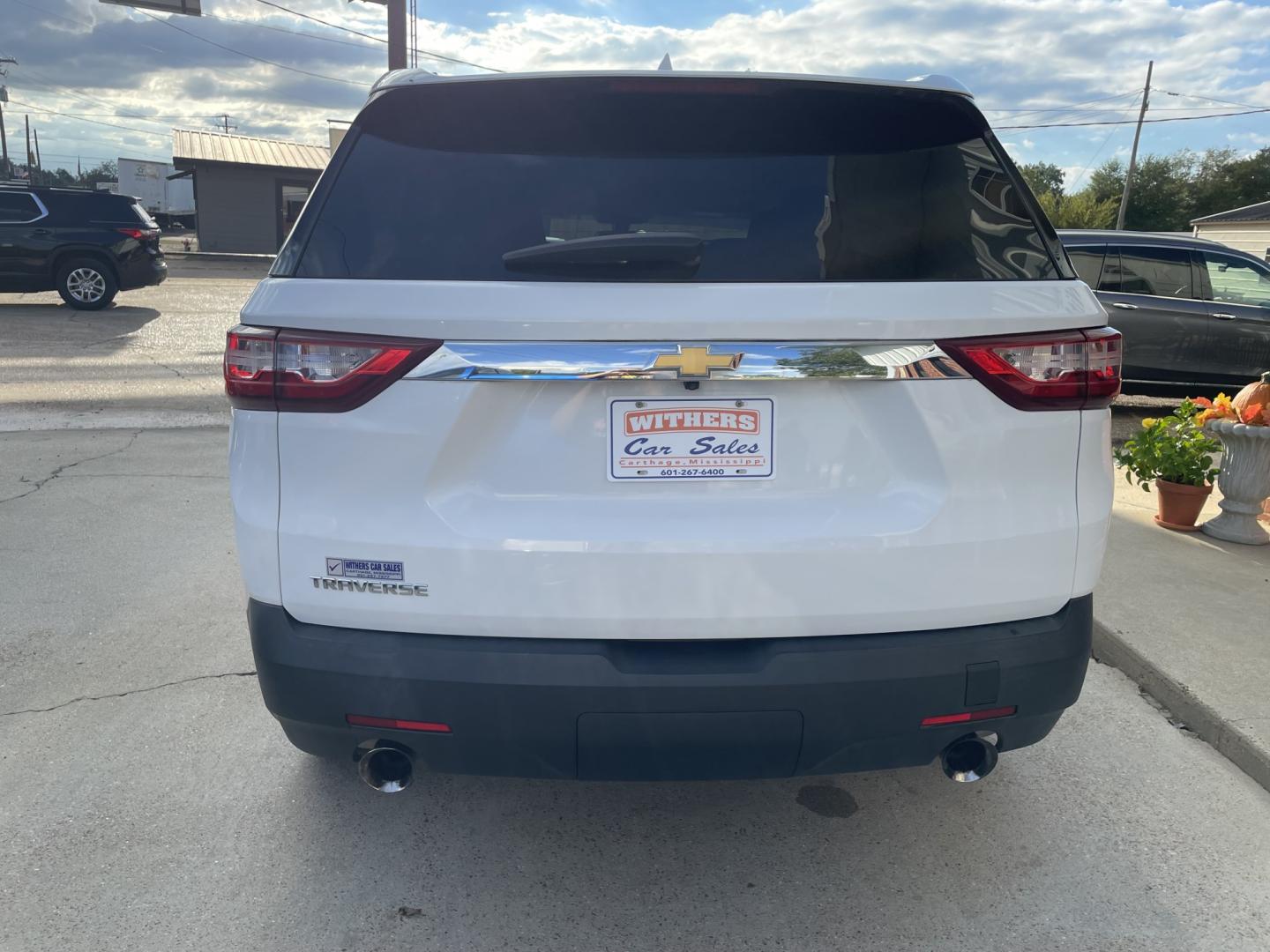 2018 White /Gray Chevrolet Traverse LS FWD (1GNERFKW6JJ) with an 3.6L V6 DOHC 24V engine, 9A transmission, located at 204 Hwy. 16 East, Carthage, MS, 39051, (601) 267-7277, 0.000000, 0.000000- Photo#3