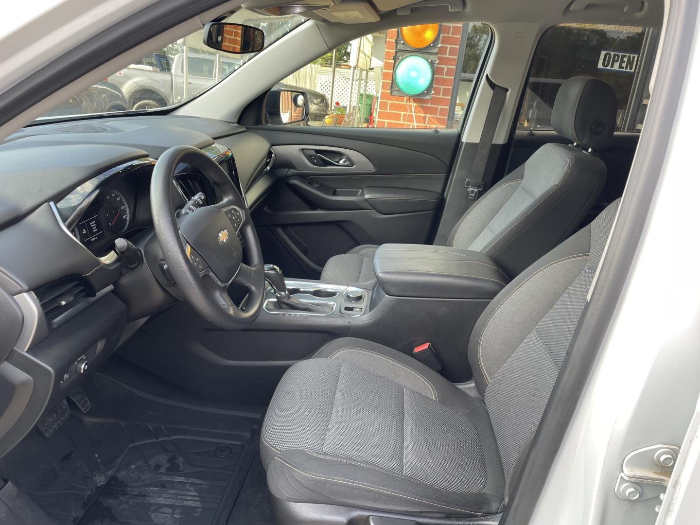 2018 White /Gray Chevrolet Traverse LS FWD (1GNERFKW6JJ) with an 3.6L V6 DOHC 24V engine, 9A transmission, located at 204 Hwy. 16 East, Carthage, MS, 39051, (601) 267-7277, 0.000000, 0.000000- Photo#4