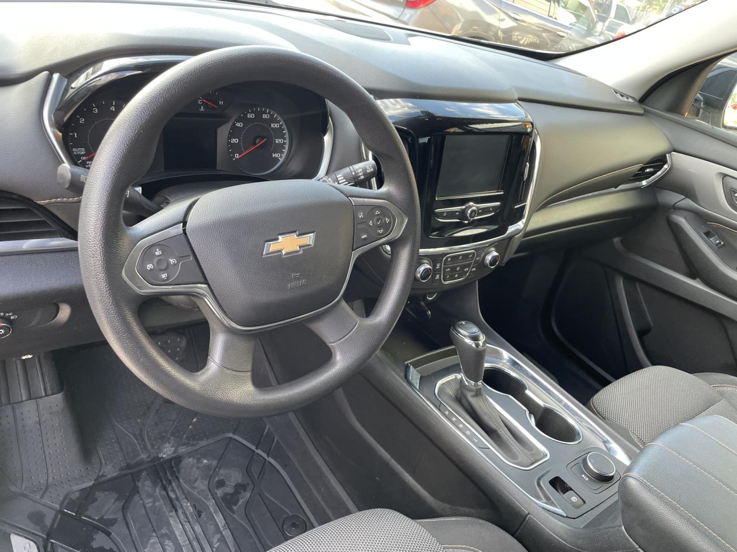 2018 White /Gray Chevrolet Traverse LS FWD (1GNERFKW6JJ) with an 3.6L V6 DOHC 24V engine, 9A transmission, located at 204 Hwy. 16 East, Carthage, MS, 39051, (601) 267-7277, 0.000000, 0.000000- Photo#5