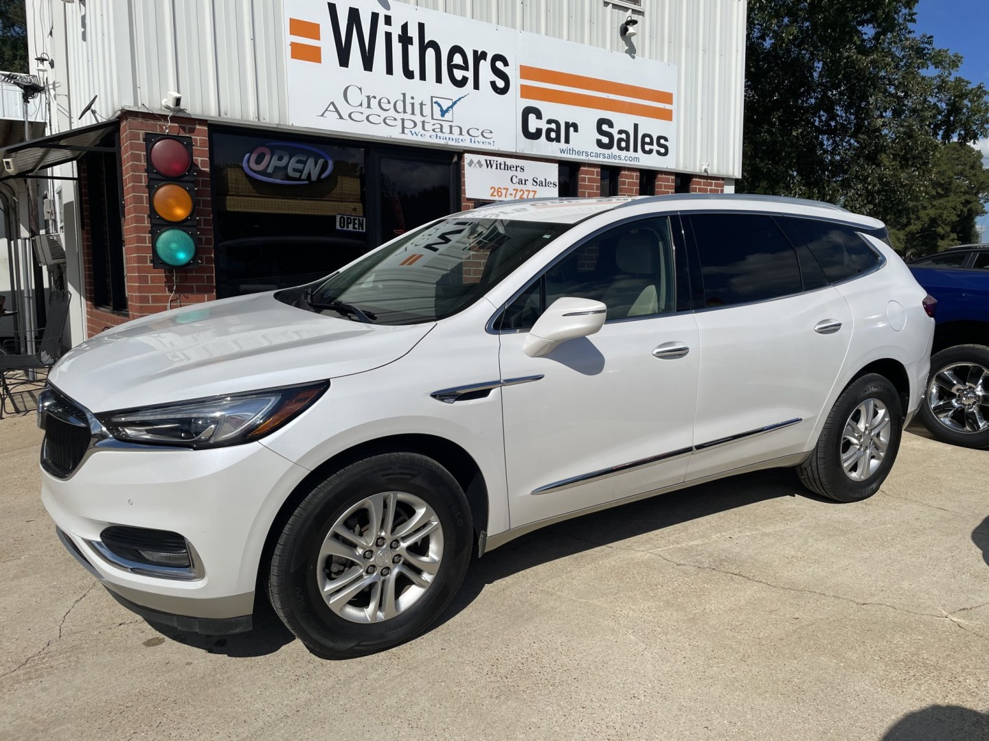2019 White /Beige Buick Enclave Premium FWD (5GAERCKWXKJ) with an 3.6L V6 DOHC 24V engine, 9A transmission, located at 204 Hwy. 16 East, Carthage, MS, 39051, (601) 267-7277, 0.000000, 0.000000- Photo#0