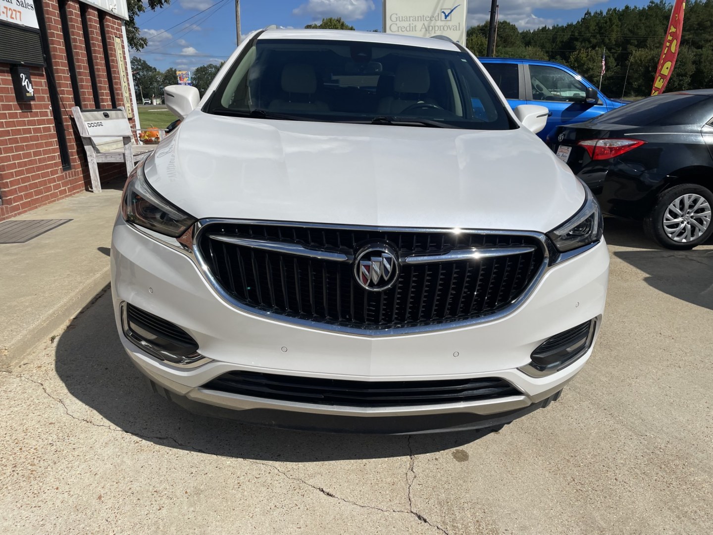 2019 White /Beige Buick Enclave Premium FWD (5GAERCKWXKJ) with an 3.6L V6 DOHC 24V engine, 9A transmission, located at 204 Hwy. 16 East, Carthage, MS, 39051, (601) 267-7277, 0.000000, 0.000000- Photo#1