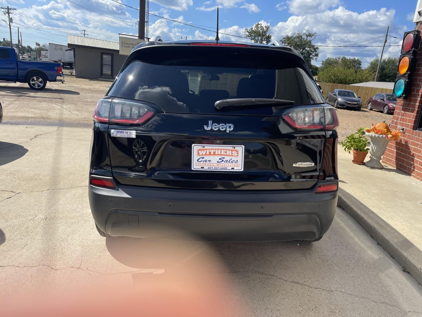 2020 Black /Black Jeep Cherokee Latitude FWD (1C4PJLCB5LD) with an 2.4L L4 DOHC 16V engine, 9A transmission, located at 204 Hwy. 16 East, Carthage, MS, 39051, (601) 267-7277, 0.000000, 0.000000- Photo#3