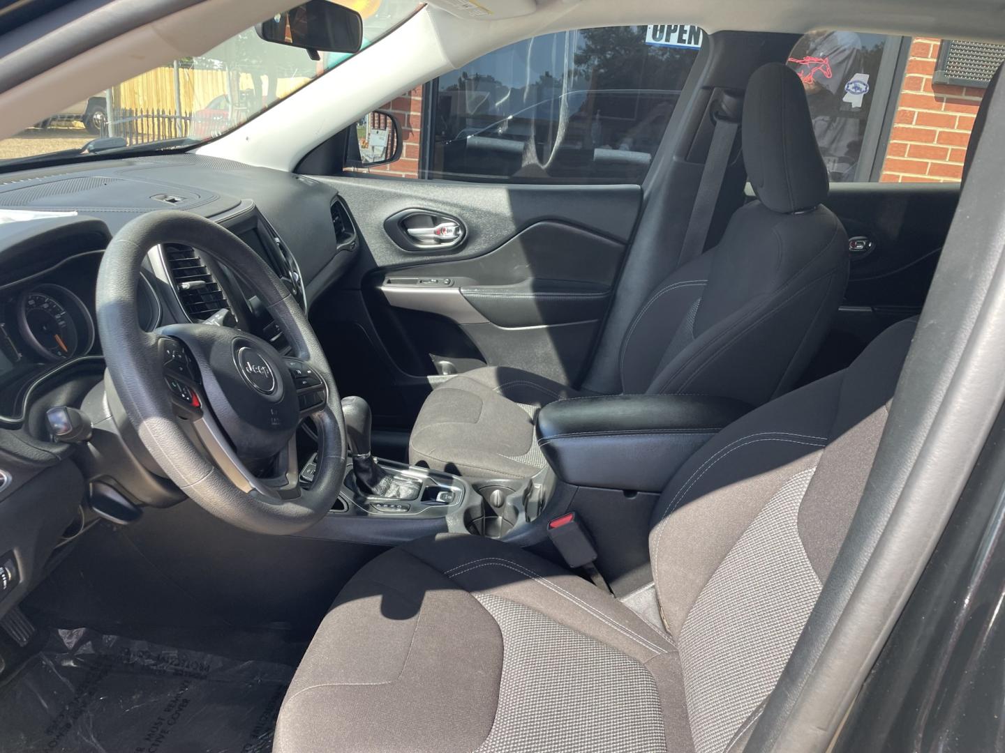 2020 Black /Black Jeep Cherokee Latitude FWD (1C4PJLCB5LD) with an 2.4L L4 DOHC 16V engine, 9A transmission, located at 204 Hwy. 16 East, Carthage, MS, 39051, (601) 267-7277, 0.000000, 0.000000- Photo#4