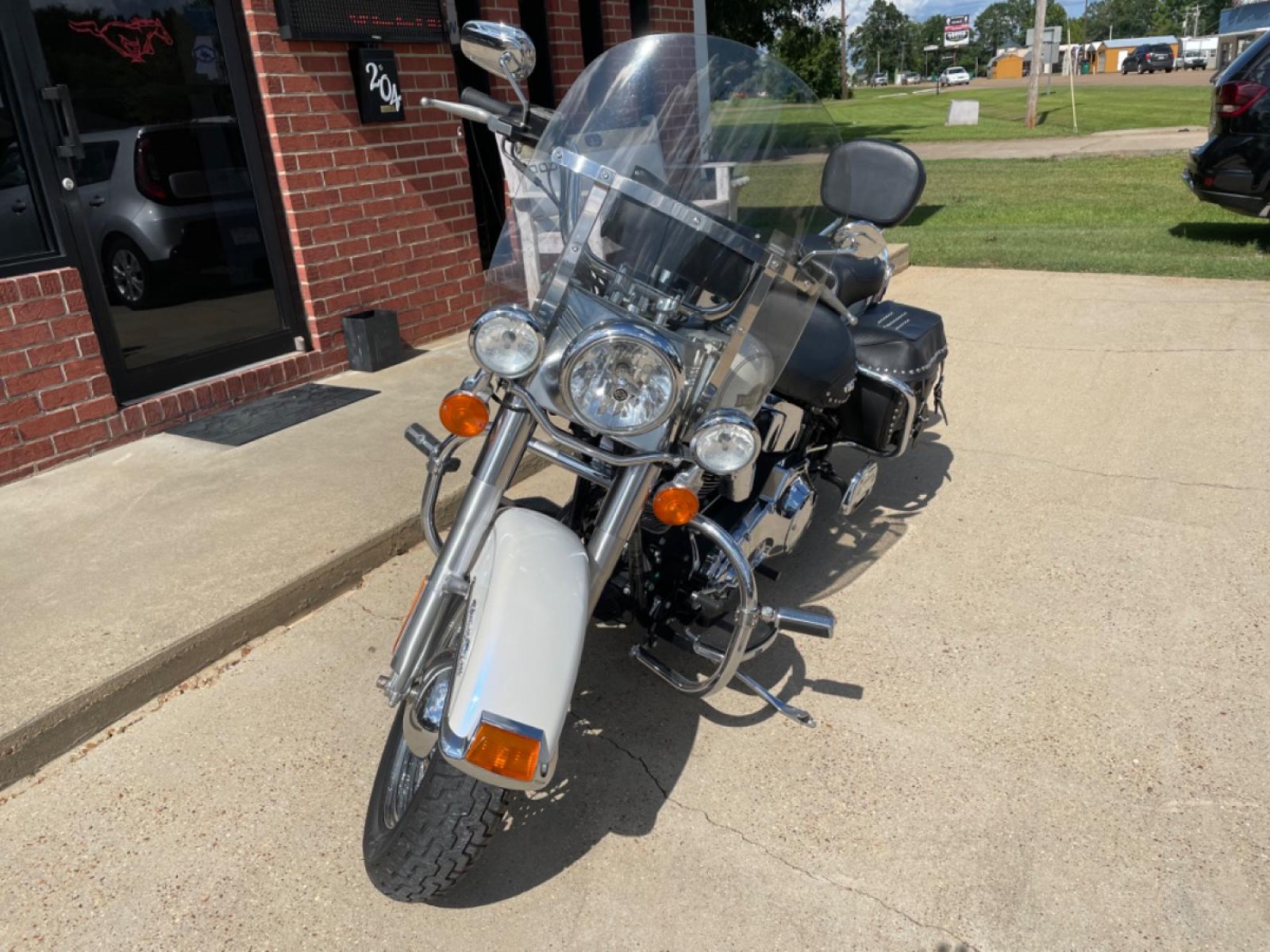 2006 White Harley-Davidson FLSTCI - (1HD1BWB1X6Y) with an 1450CC engine, 5 speed transmission, located at 204 Hwy. 16 East, Carthage, MS, 39051, (601) 267-7277, 0.000000, 0.000000 - Photo #3