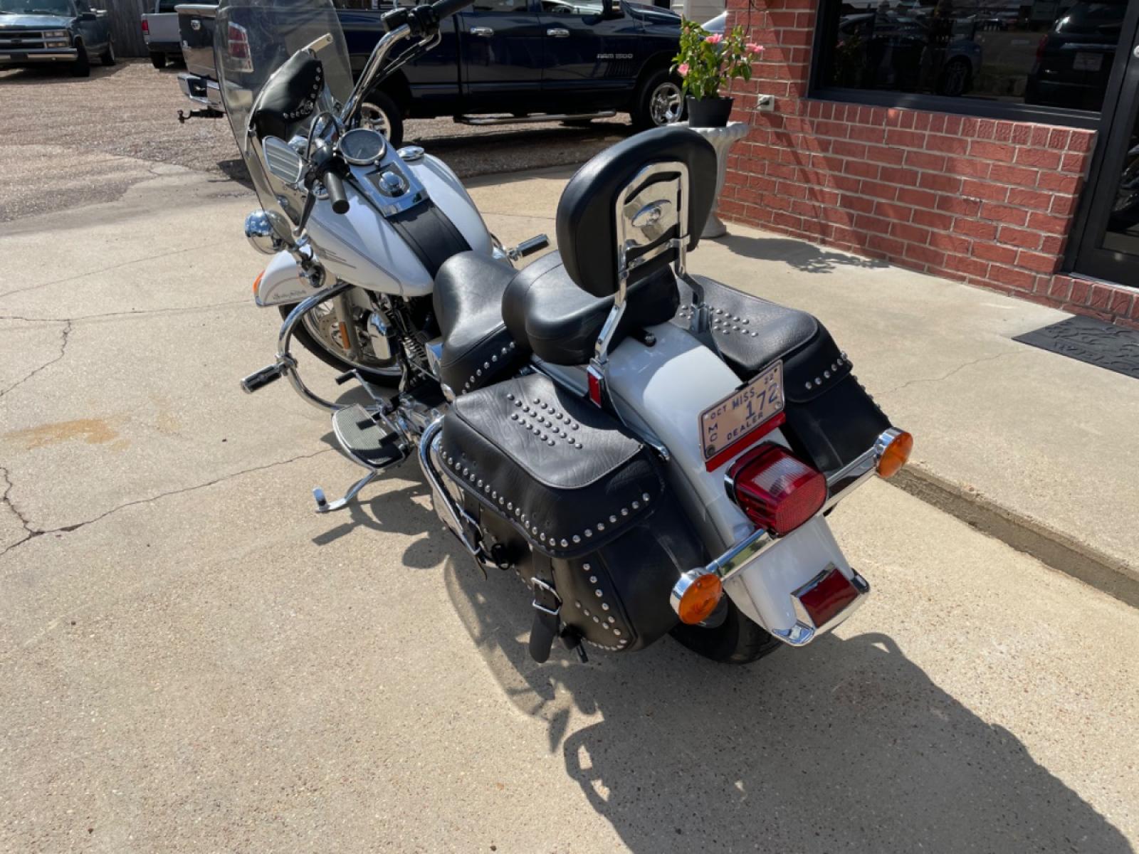 2006 White Harley-Davidson FLSTCI - (1HD1BWB1X6Y) with an 1450CC engine, 5 speed transmission, located at 204 Hwy. 16 East, Carthage, MS, 39051, (601) 267-7277, 0.000000, 0.000000 - Photo #4